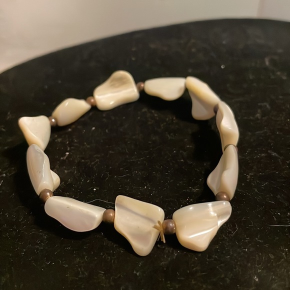 8” Mother of Pearl colored & gold bead adjustable stretch bangle bracelet - Picture 5 of 12